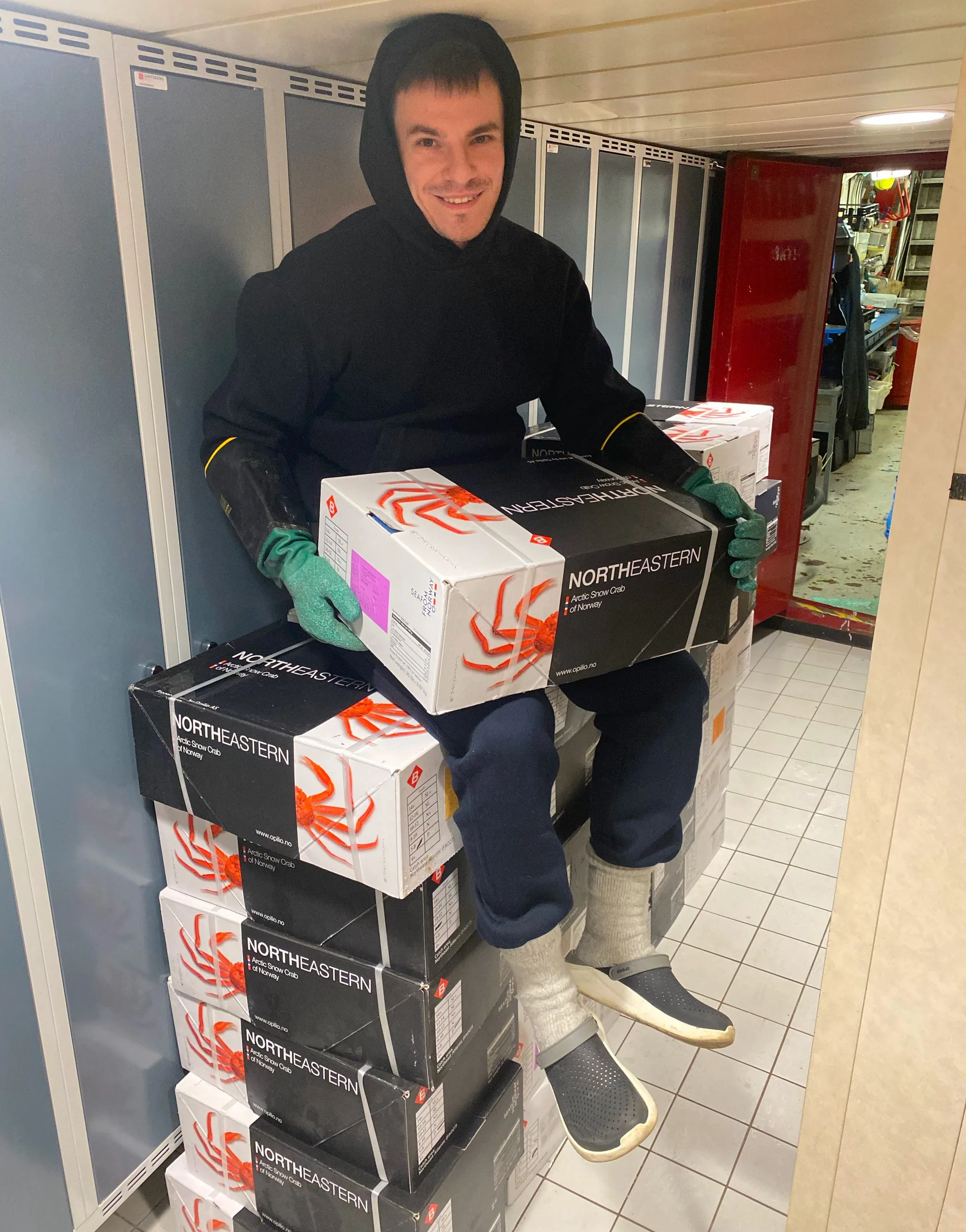 Ренат Бесолов на готовых коробках с крабовой продукцией.