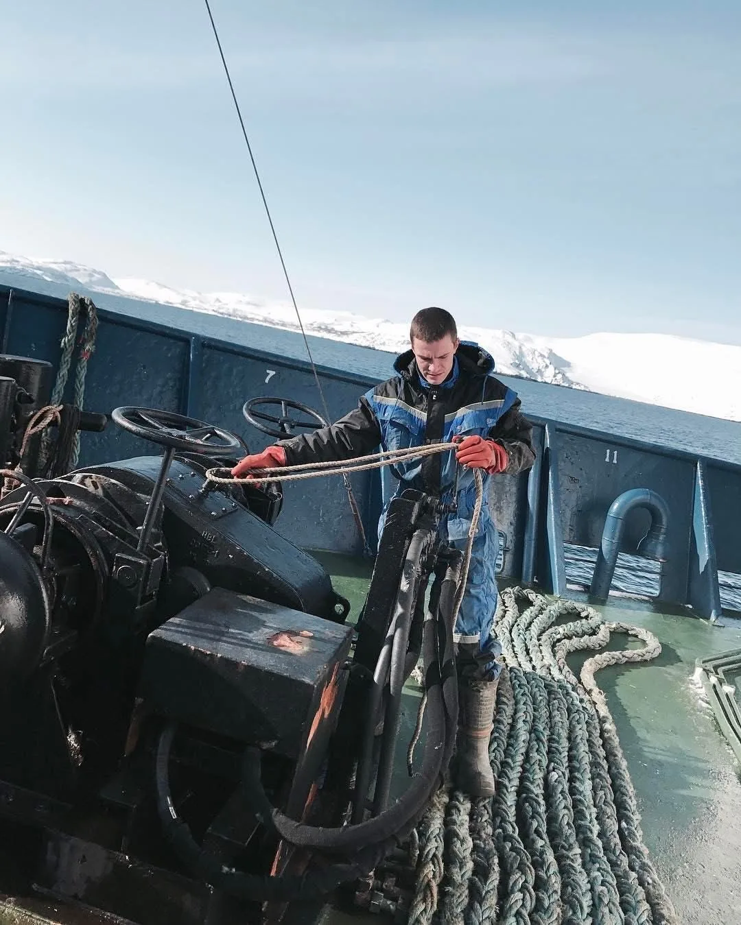 Ренат Бесолов готовит брашпиль краболова «Polaris» к швартовке. Vardø, 2017.