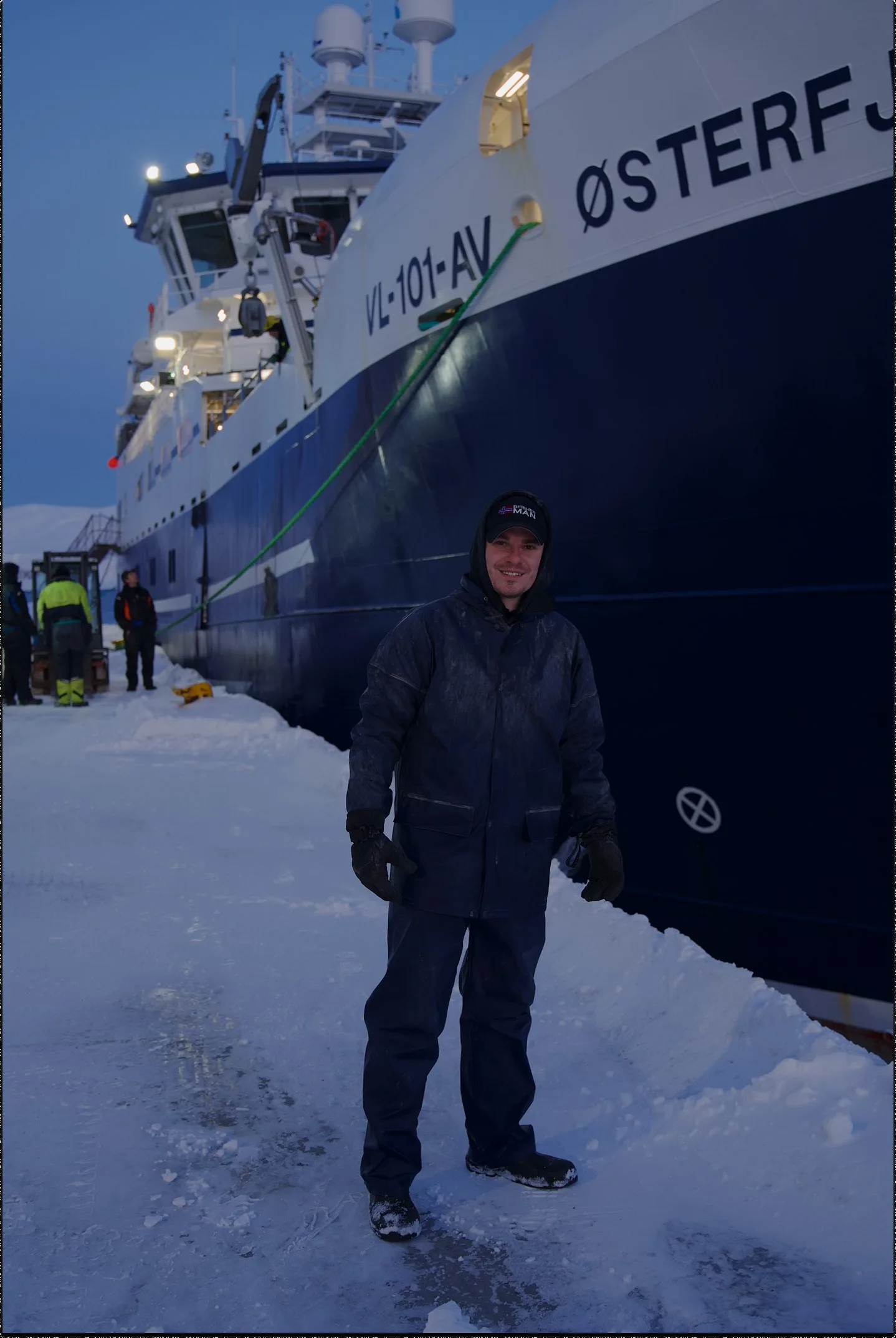 Ренат Бесолов на фоне судна «Østerfjord»