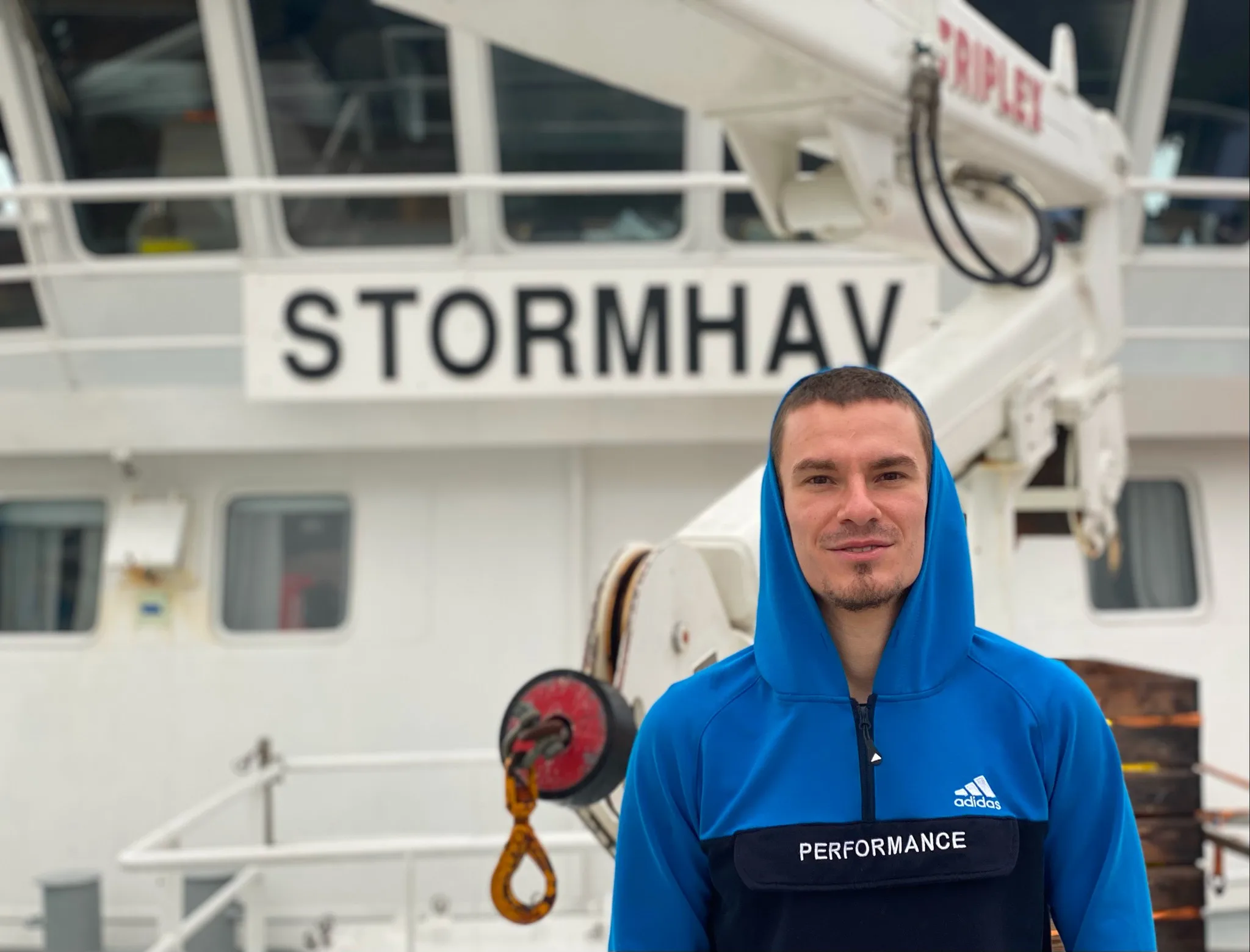 Ренат Бесолов на фоне судна «Stormhav»