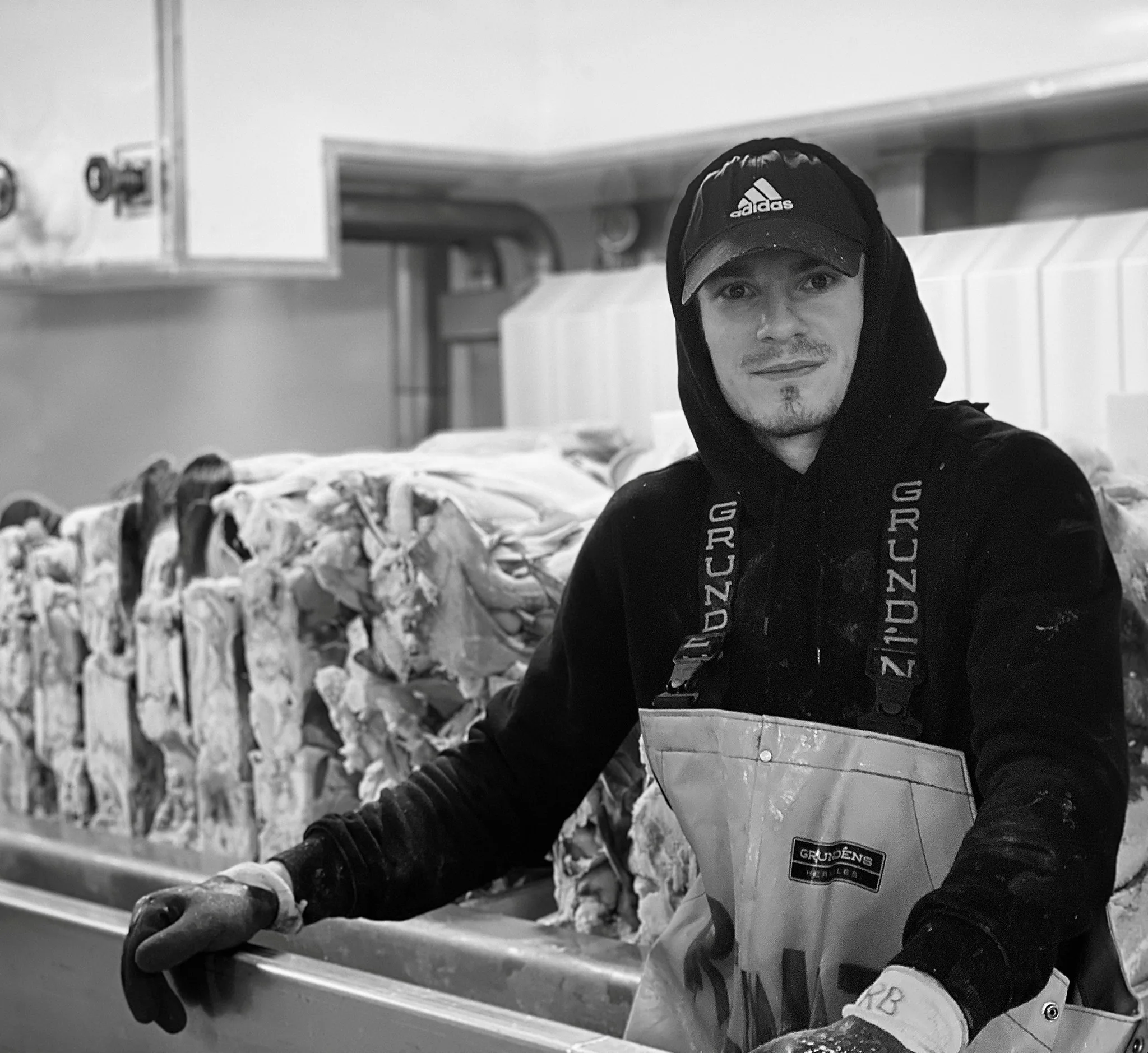 Ренат Бесолов у морозильной камеры рыбной фабрики судна «Stormhav».